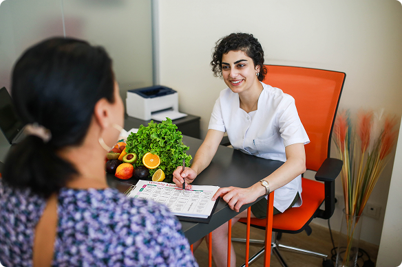 A person talking with a nutritionist in preparation for post-surgery diet.