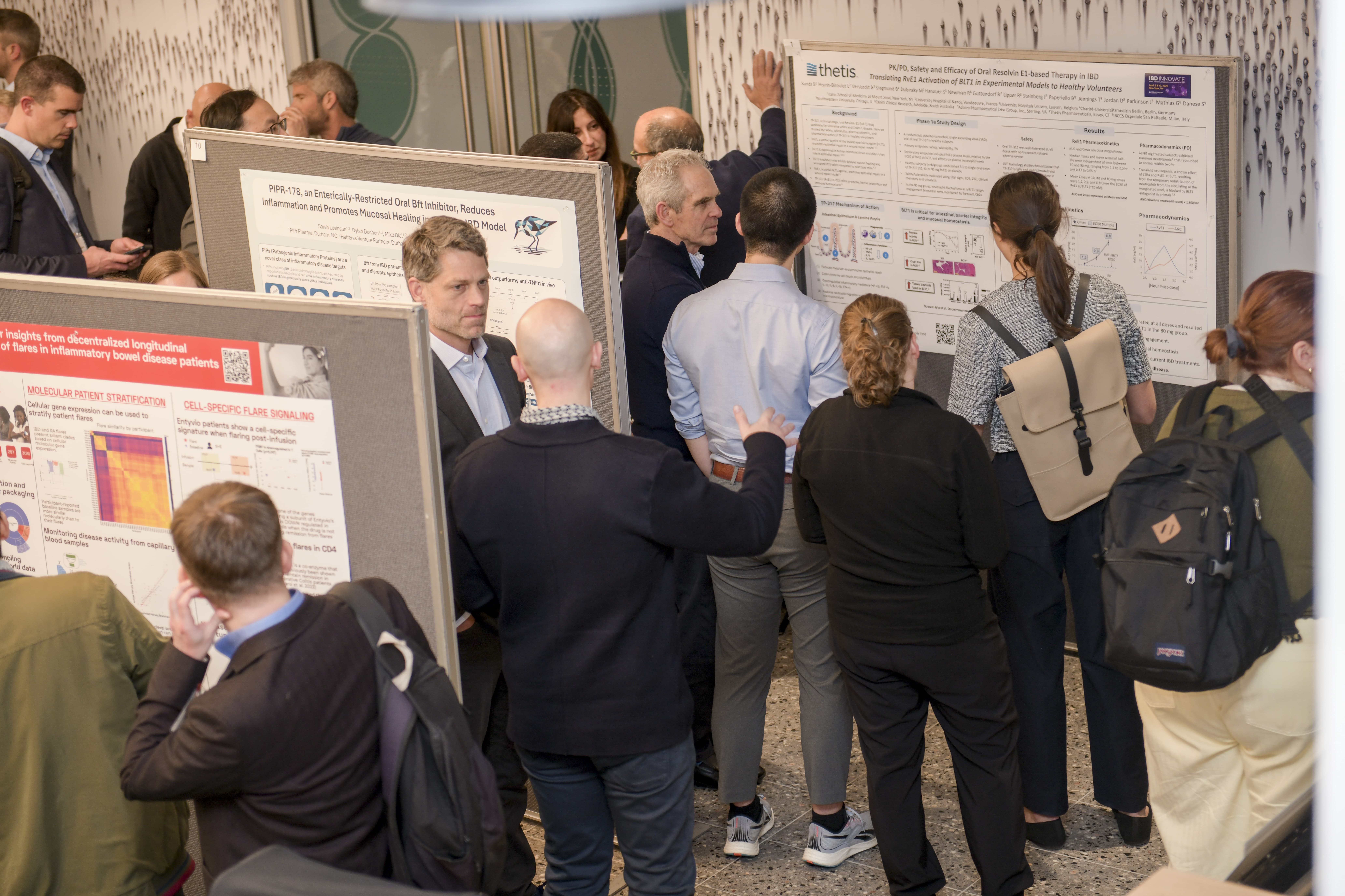 Crowd reviews scientific posters