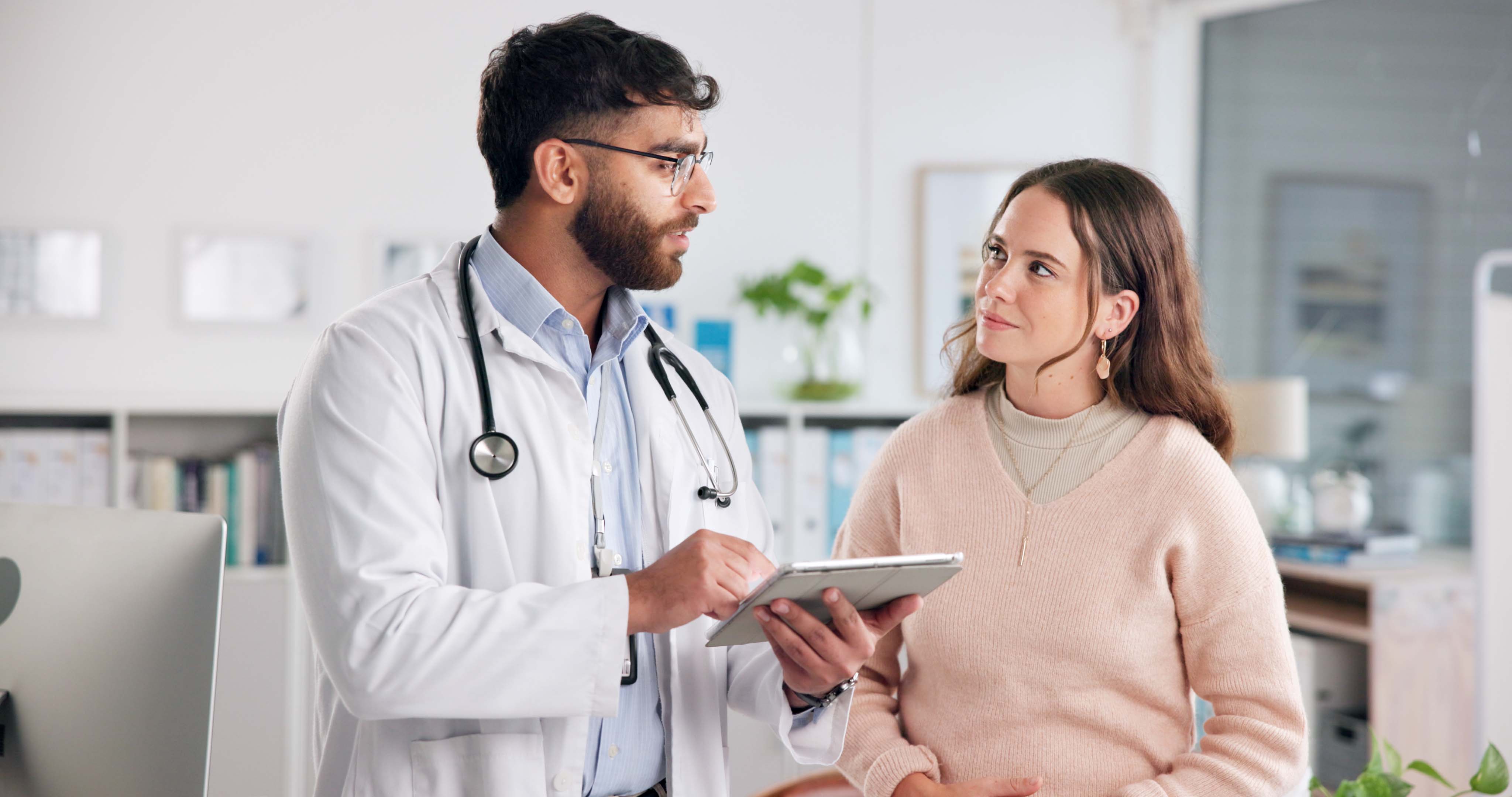 Person learning about Crohn’s disease and ulcerative colitis resources