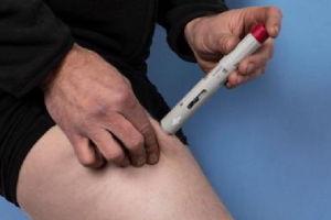 Person injecting themselves with a biosimilar 