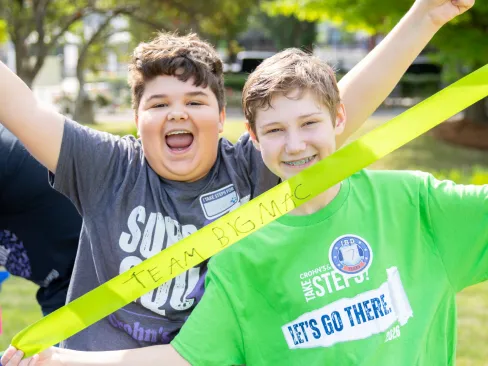 2 kids at Take Steps cheering