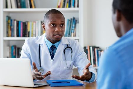 Doctor discussing Crohn’s disease and ulcerative colitis symptoms with patient